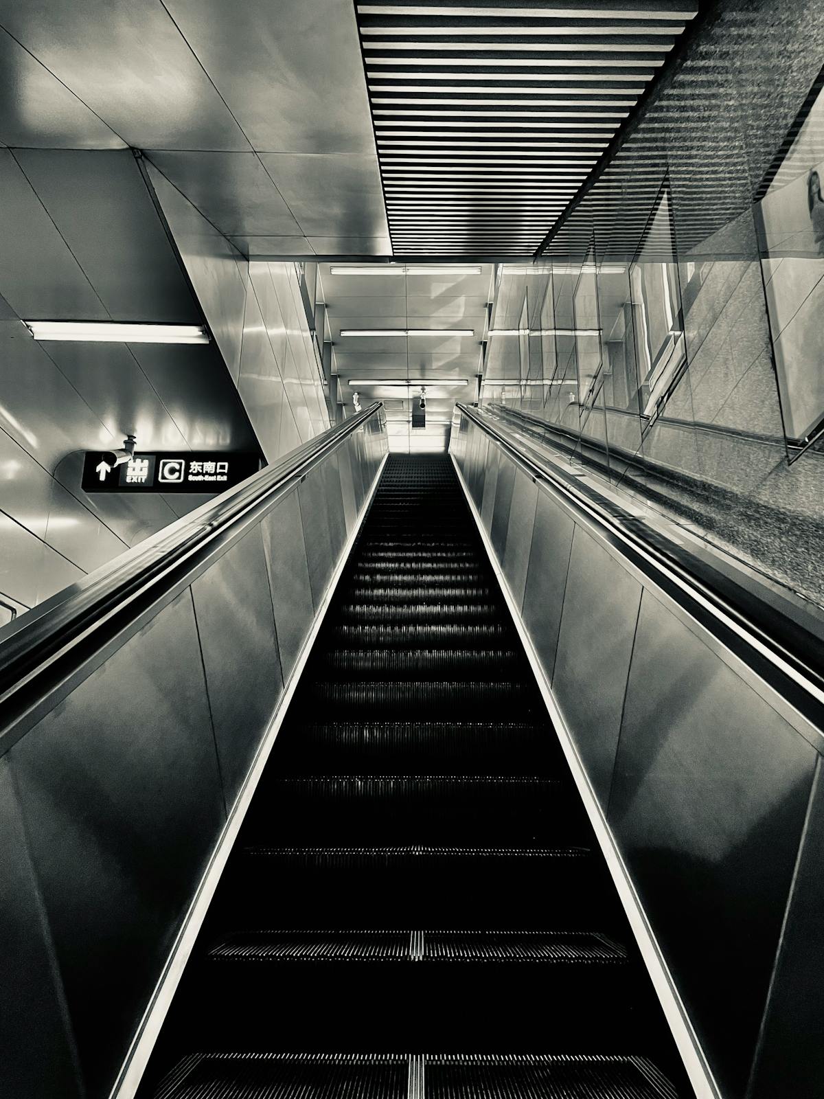 Modern Escalator - ARPRO Professional Service